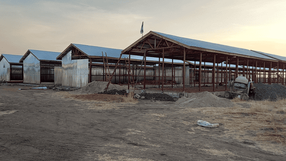 Construction of communal shelters in Renk to temporarily accommodate new arrivals of the Sudan crisis